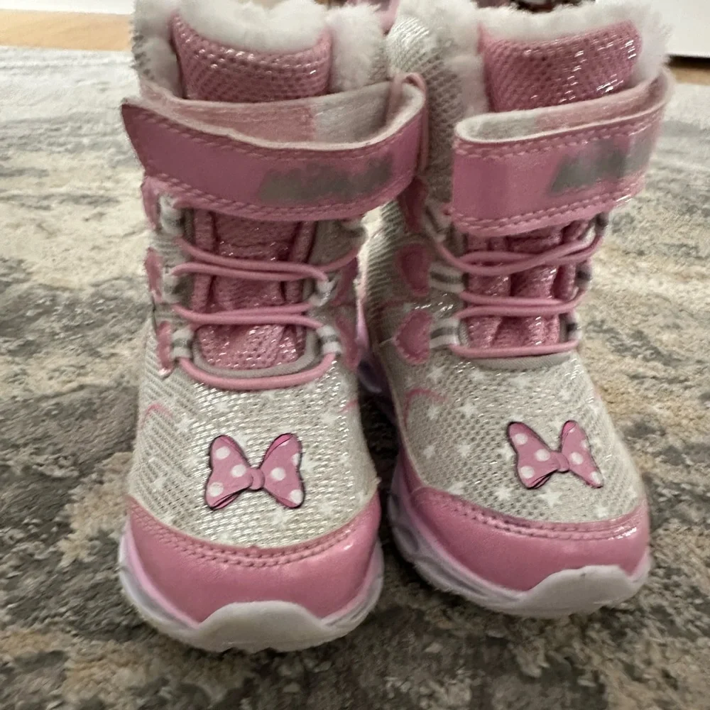 Toddler girls Minnie Mouse light up snow boots
